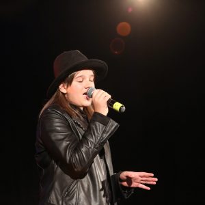 Śpiewająca wokalistka na scenie